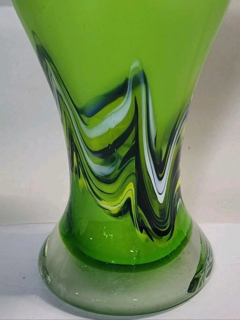 Blown Art Glass Vase Apple Lime Green With Swirls Heavy 10